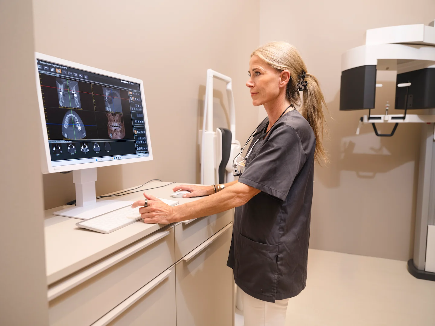 Zahnärztin Dr. med. dent. Nicole Leonhard bei der Behandlung mit dem Intraoralscanner in ihrer Privatpraxis am Neuer Wall 72 in Hamburg
