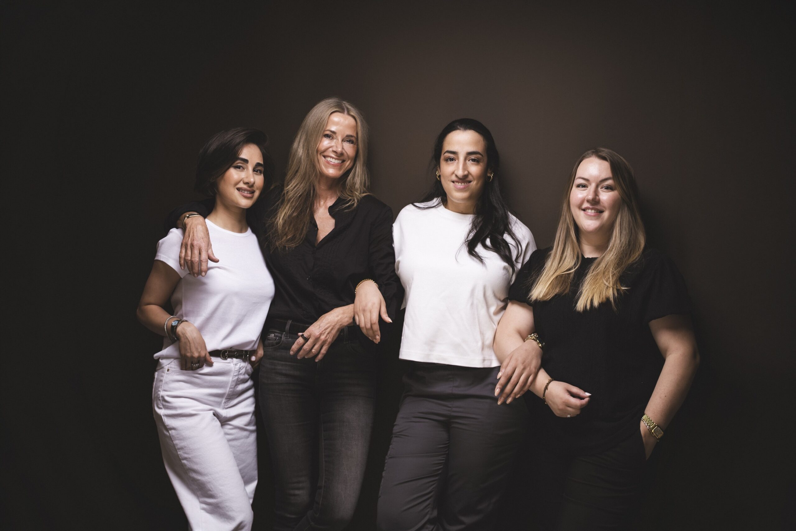Das Team der Zahnarztpraxis Nicole Leonhard: Raha, Dr. Leonhard, Sarra und Lisa