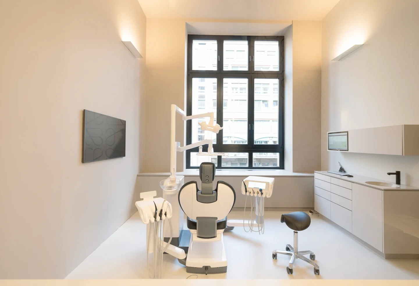 Behandlungszimmer mit moderner Ausstattung in der Privatpraxis Dr. med. dent. Nicole Leonhard